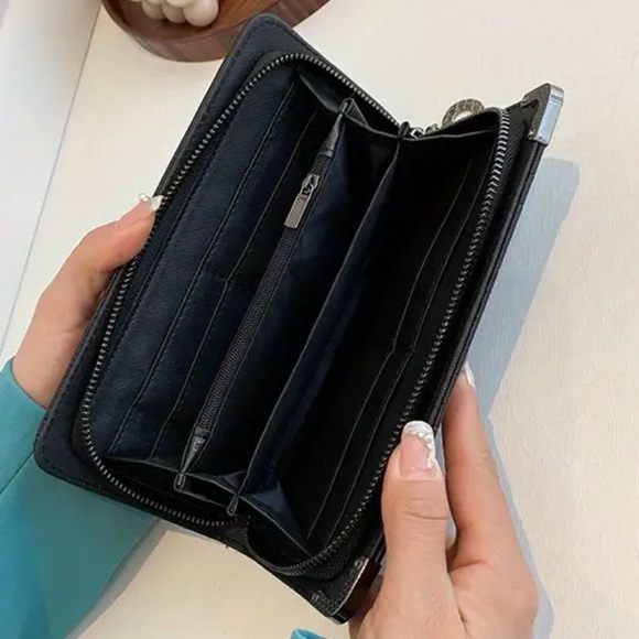 ๐ Crocodile Pattern Wallet, Faux Leather Card Holder Skull Decor, Unique Clutch - Picture 7 of 10